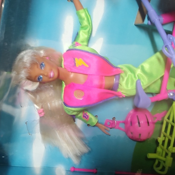 Bicyclin Barbie/1993 - Picture 4 of 8
